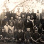 Schulklasse Teosin mit Lehrer Fege - Bildmitte rechts
