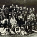 Schüler aus den Dörfern Skorodnica und Kamień Kreis Włodawa mit der Lehrerin, Frau Kluziakowa (lebte später in Chełm) und dem Lehrer, Herr Serafin